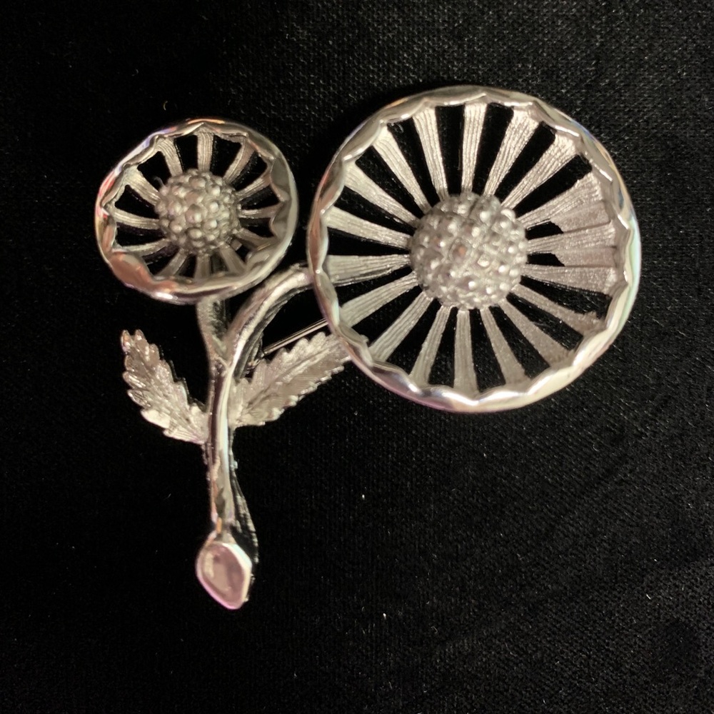 Ideal flower wheel vintage pin